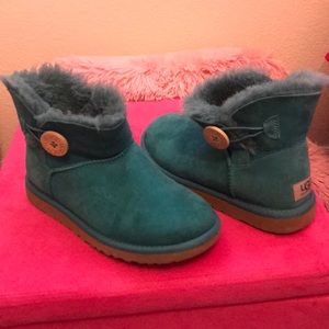 Ugg size 5 Teal green short boot